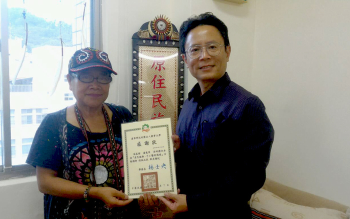 學務長頒發感謝狀並合影