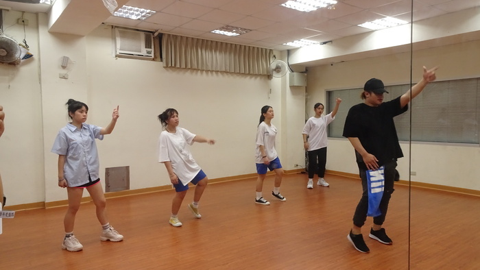 以~舞炯恩的伴舞