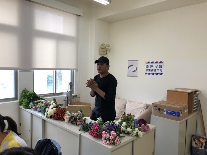 伊本老師介紹排灣族花環文化