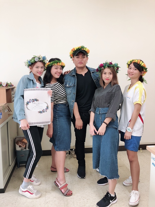 學生戴上成品與老師合影