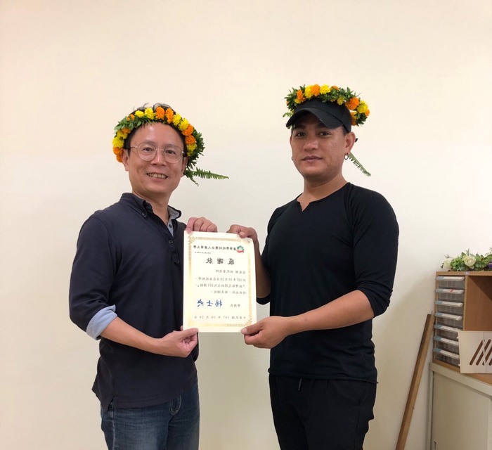 學務長頒發感謝狀並合影